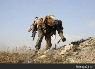 Ополченец в костюме коня затоптал бандеровца