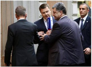 Главарь киевской хунты Порошенко отказался отвечать на вопрос нашего корреспондента, когда в Киеве закончится фашизм