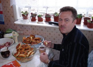 Выгнал женщину с тремя детьми на мороз