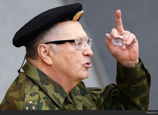 Это кому это он фак показывает?