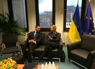 Бездельник Климкин, министр иностранных дел хунты, вместо того, чтобы заниматься реальными делами, сидит и болтает с Федерикой Могерини, Верховным представителем ЕС, которая тоже хороша – нашла время языком трепать, в Киеве вот–вот окончательно победит неонацизм