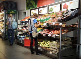 85% респондентов считают, что все продукты с надписями по–русски делаются в России. Только 7% россиян отдают предпочтение продуктам с надписями по–английски, считая что они сделаны за рубежом