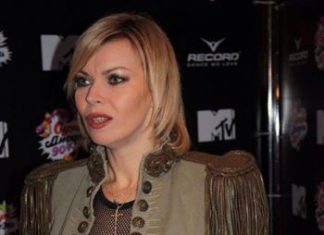 «Кайф — это не когда тебе уступают место в набитой электричке, а когда в «Пятерочке» пропускают без очереди, купить алкоголь в 22:59…» — Лада Дэнс в мемуарах «Жить нужно в кайф»