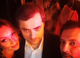 Сирожка то как поднялся. В 2004 в засаленых штанцах тусил на Патриарших вместе с маргиналами с литпрома и баночные коктейли жрал, а сейчас с главным идеологом обнимается, за идеологию опять же отвечает, на массы влияет.