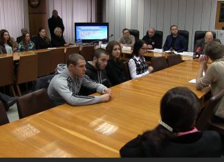 Внушительный ареопаг. По центру аналитики.