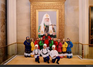 Уникальное зрелище — фотообои в золочёной раме