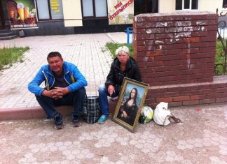 Их нравы: даже во Франции есть вывески на русском языке! Уважают, значит.