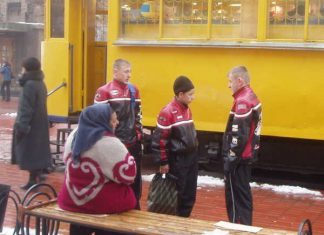 Механики команды «Феррари» обсуждают победную тактику, Гран-при Монца, Италия