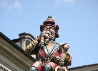 Во Львове установили памятник Степану Бандере, поедающему русских детей