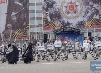 В Сыктывкаре прошло первое в мире зомби-шоу: узники концлагерей станцевали тверк в честь Победы