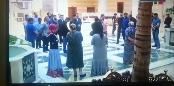 (Видео) «Я твой мама имель, твой папа имель, тэпэрь тебя имэть буду»: Рамзан Кадыров поймал сплетников 17-летней невесты