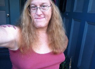 В Оренбурге голый дедушка-гермафродит станцевал на мемориале