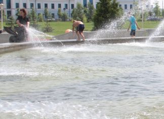 В Харькове начали подводить ток к фонтанам и минировать газоны