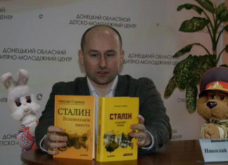 Всеми любимый Филя сгорел во время отпуска в кинокамере в одном из павильонов «Мосфильма». Маленькие зрители в печали