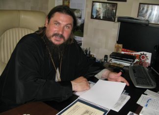 Херсонес наш, и директор-поп там очень к месту