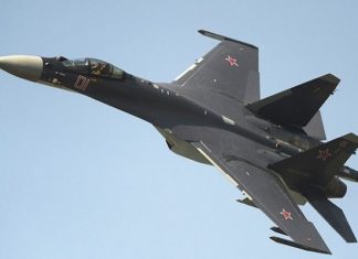 Российский летчик на СУ-35 кинул шапкой в американский самолет-разведчик