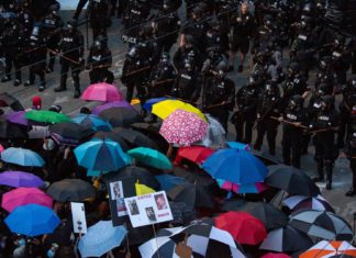 80% избирателей считают, что США выходят из–под контроля