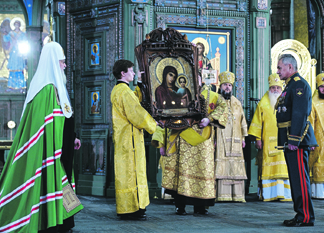 Больше средневековья и маразма! Патриарх Кирилл будет служить у алтаря Победы в честь подштанников Гитлера