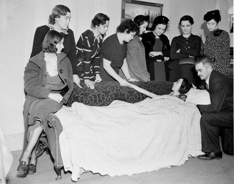 «Радиевые девушки» у постели Кэтрин Вольф, 1938 год, США