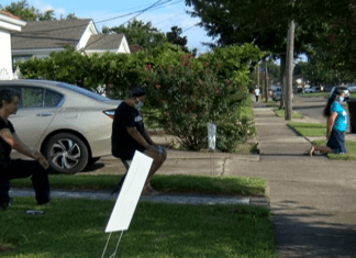 Куколдский пиздец: белые жители Нового Орлеана уже почти месяц каждый день встают на колени в честь BLM