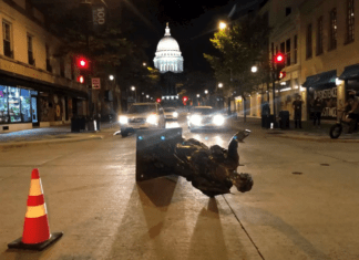 В американском Висконсине протестующие против расизма снесли два памятника