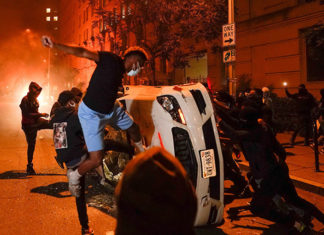 Негритянка в бешенстве от мусульман, охраняющих с оружием свой магазин