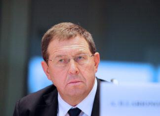 Как уволили? Илларионова выкинули на мороз. Допизделся.