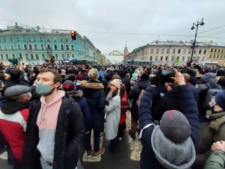 Много людей фото в городе