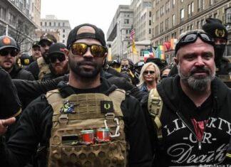 Лидера правого движения «Proud Boys» задержали по прилету в Вашингтоне