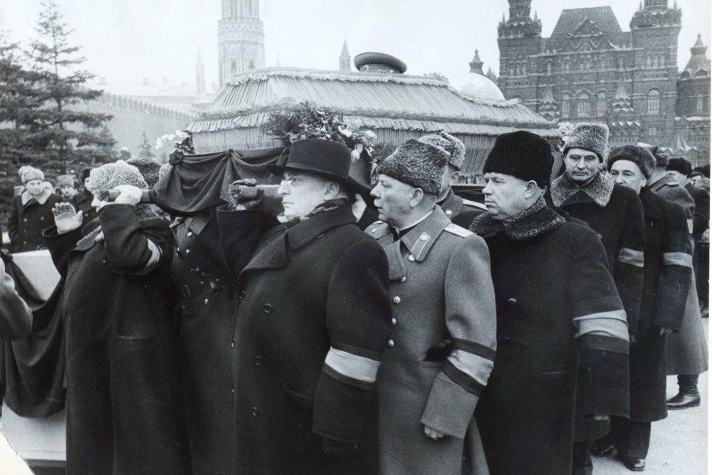 Сколько было на похоронах сталина. Похороны Сталина 1953. Хрущев на похоронах Сталина. Сталин 1953 похороны.
