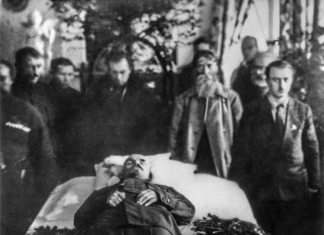 Говорят — царь не настоящий! Ⓒ